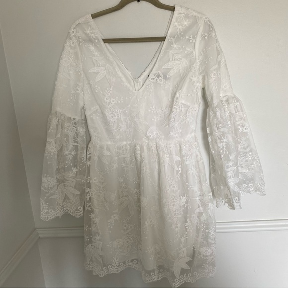 BRAND New CBR White Lace V-Neck Bell Sleeve Short Dress Large - Picture 2 of 6